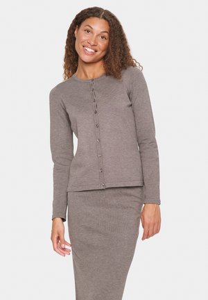 Gilet en tricot gris à manches longues, décolleté rond et fermetures à boutons sur le devant. Texture lisse, design ajusté, jupe grise assortie.