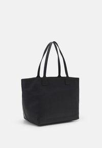 Zwarte leren tote bag met een gestructureerd ontwerp, gladde textuur, dubbele handvatten en een rechthoekige vorm. Kenmerkt gestikte accenten op de handvatten.