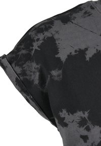 Schwarzes Batik-T-Shirt mit rundem Halsausschnitt und hochgerollten kurzen Ärmeln. Der Stoff hat eine weiche Textur und zeigt abstrakte, hellere Muster.