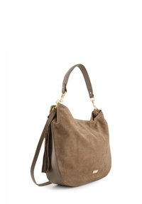Bruine suede handtas met een gebogen vorm, contrasterende leren schouderband en gouden accenten. Voorzien van een kwastje aan de zijkant.