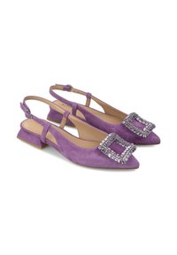 Bailarinas de ante lavanda con tiras traseras y puntera afilada, que presentan una gran hebilla decorada con strass y un pequeño tacón cuadrado.
