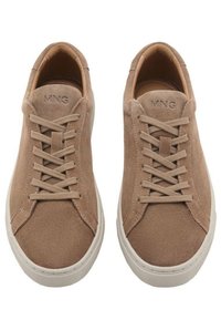 Ruske nubuck lenkkarit, joissa on sileä pinta, litteät beige nauhat, pyöristetty kärki ja valkoinen kumipohja. "MNG" on painettu kieleen.