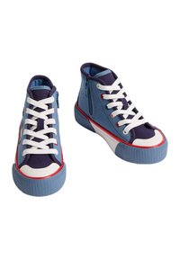 Vysoké tenisky vyrobené ze světle modré džínsoviny, s námořnickými akcenty, bílými tkaničkami, bílou ochrannou špičkou a strukturovanou gumovou podrážkou s červeným lemováním.