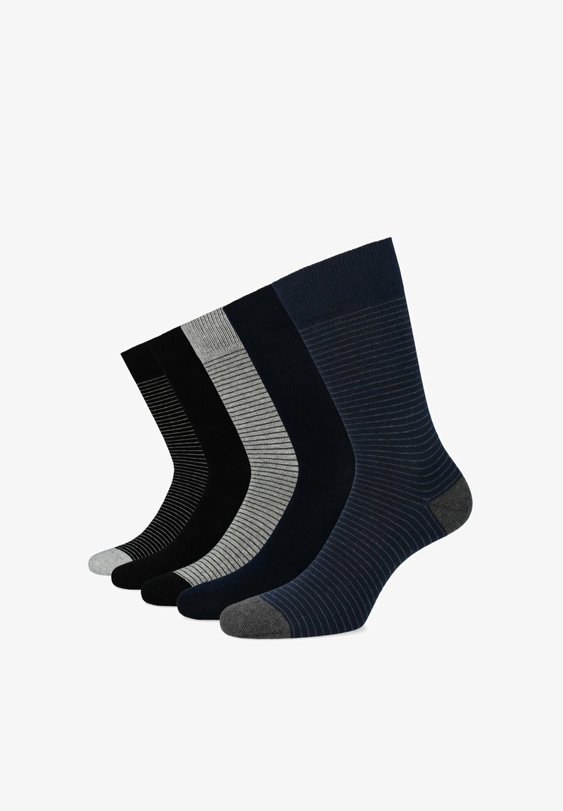 Cztery pary bawełnianych skarpetek w kolorze czarnym, ciemnoszarym i granatowym, z jednolitymi kolorami i wzorami w paski, z kontrastującymi akcentami w okolicy palców i pięt.