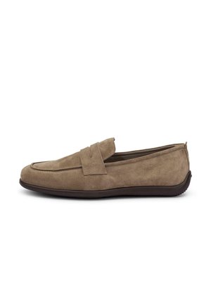 Mocasín de ante marrón para hombre con una suela plana de color oscuro, que presenta una tira tipo penny y punta redondeada, mostrado de perfil.