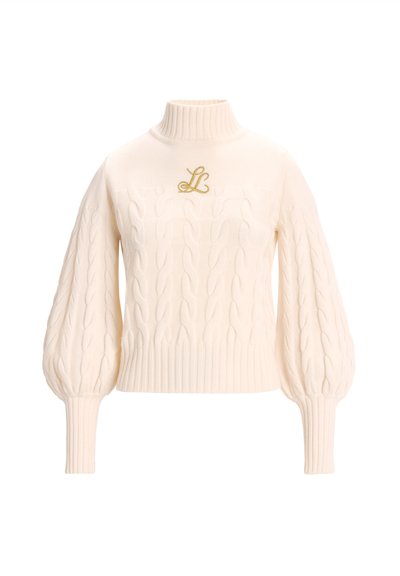 Pulover iz kabelskega pletenja v off-white barvi z visoko ovratnikom, napihnjenimi rokavi in rebrastimi manšetami. Ima izvezen zlat "LB" logotip na prsih.