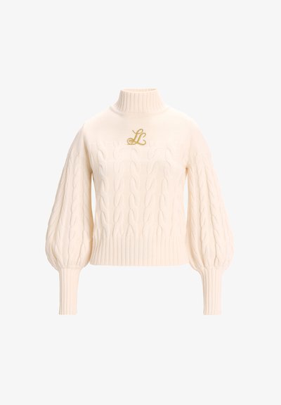 Pulover iz kabelskega pletenja v off-white barvi z visoko ovratnikom, napihnjenimi rokavi in rebrastimi manšetami. Ima izvezen zlat "LB" logotip na prsih.