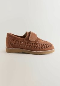 Braune Wildleder-Pantoffel mit geflochtenen Details, runder Zehenform und gepolsterter Sohle. Verfügt über einen Klettverschluss für ein einfaches Schließen.
