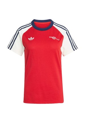 Camiseta deportiva roja de manga corta con mangas blancas, cuello azul marino, logo de Adidas en el pecho izquierdo y emblema de cañón en el pecho derecho.