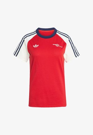 T-shirt de sport rouge à manches courtes avec manches blanches, col bleu marine, logo Adidas sur la poitrine gauche et emblème de canon sur la poitrine droite.