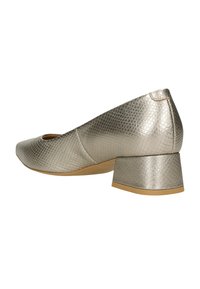 Scarpa argento metallizzato con superficie testurizzata, punta rotonda e tacco a blocco. Il design presenta un taglio più basso ai lati.