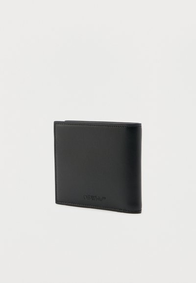 Portefeuille noir en cuir bifold avec un logo "Off-White" subtilement embossé sur le devant, présenté fermé sur un fond uni.