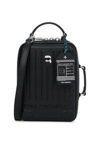 Czarna mini torba na twardym spodzie od Karl Lagerfeld z wytłoczonym logo, górnym uchwytem, odpinanym paskiem, ikoną okularów przeciwsłonecznych oraz przypiętą etykietą podróżną.