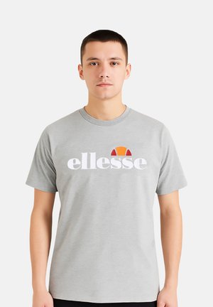 T-shirt en coton gris à manches courtes, avec un logo blanc "ellesse" et un accent en demi-cercle coloré au-dessus du lettrage.