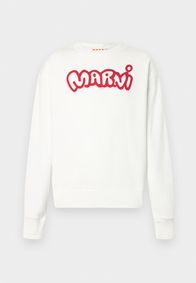 Sudadera blanca con un gran logo estilizado en rojo de "MARNI" en la parte delantera. Está hecha de una tela suave con puños y dobladillo acanalados.