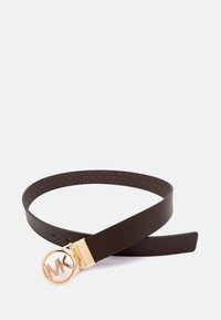 Ceinture en cuir marron avec un texture embossée, boucle ronde en ton doré MK, et un design intérieur comportant un motif de logo répété.