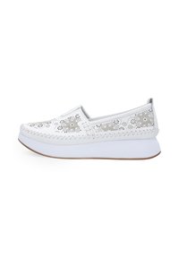 Witte instap schoenen met geperforeerd bloemenpatroon, synthetisch bovenwerk, ronde neus en een gewatteerde witte zool. Ideaal voor casual gebruik.