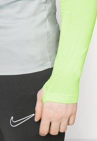 Nike Performance STRIKE DRILL  - Maglietta a manica lunga - pure platinum/volt/hyper pink