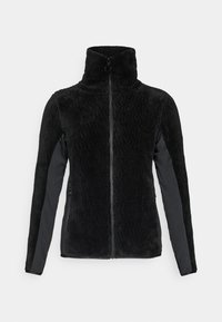 Jachetă din fleece neagră cu guler înalt. Are un model texturat pe față, mâneci negre netede și închidere cu fermoar.