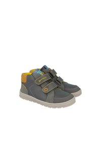 Zapatillas altas grises con correas de Velcro, acentos amarillos, talón texturizado y forro con un patrón. Suela de goma para agarre y comodidad.
