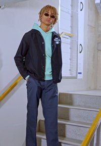 New Balance ESSENTIALS COACHES JACKET - Tuulitakki - black