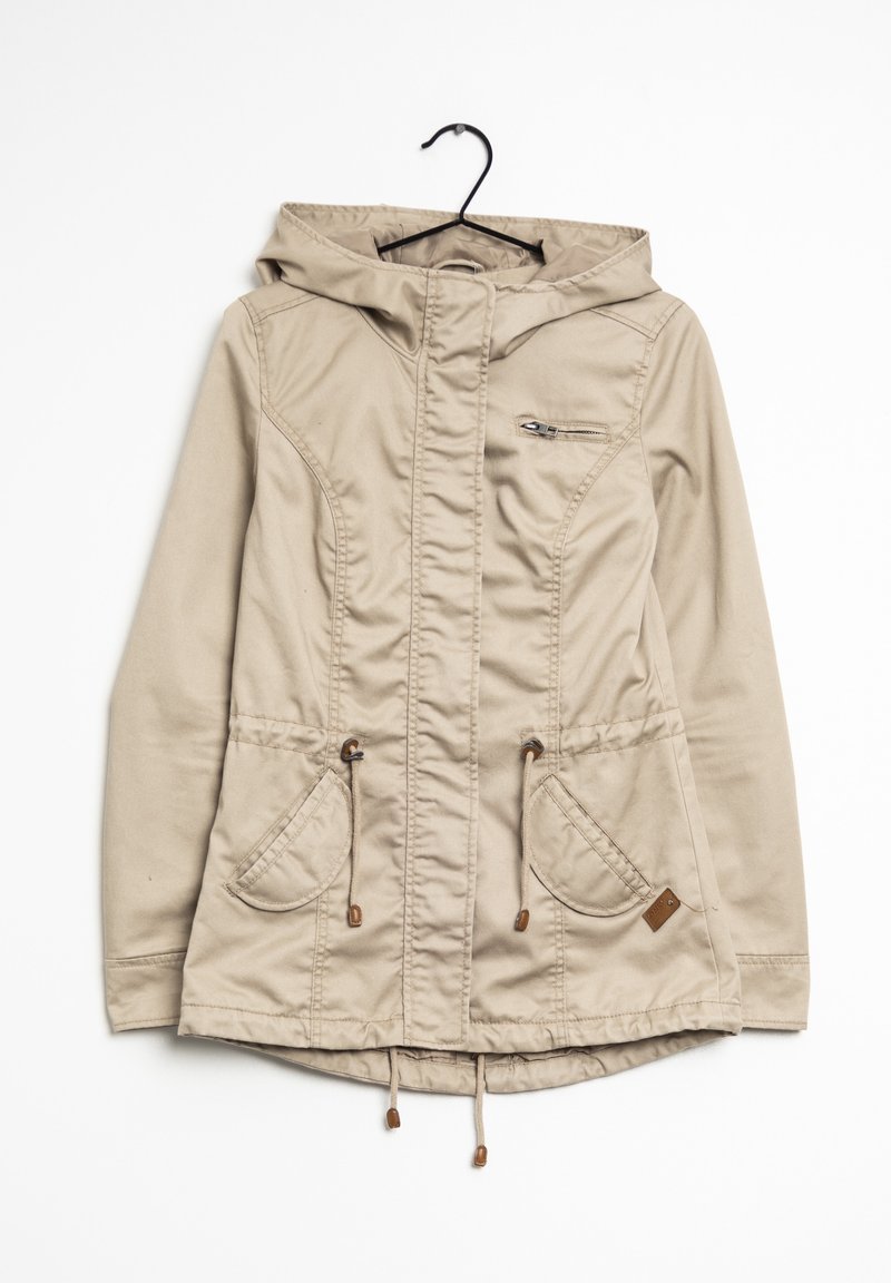 Beige gewatteerde jas met capuchon, borstzak met rits, taille met trekkoord en twee voorzakken. Voorzien van een gladde stof en versterkte stiksels.