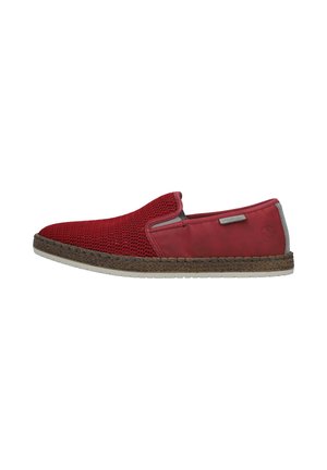 Chaussure rouge à enfiler avec dessus en mesh, semelle texturée marron et panneau latéral en tissu avec petite étiquette logo.