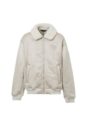 Bomber jacket beige chiaro con colletto in sherpa, zip frontale, polsini e orlo a costine, e due tasche laterali.