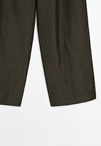 Mörkbruna byxor i strukturerad tyg, med rak passform och veck fram samt en ren fåll.