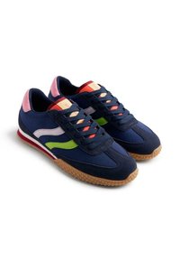 Scarpe da ginnastica blu navy con una suola in gomma testurizzata, caratteristiche dettagli rosa, strisce laterali verdi e bianche e lacci blu scuro.