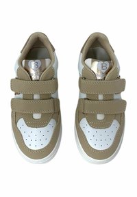 Sneakers beige e bianche con cinturini in velcro, area della punta perforata, materiali lisci e testurizzati, e un logo metallico sulla linguetta.