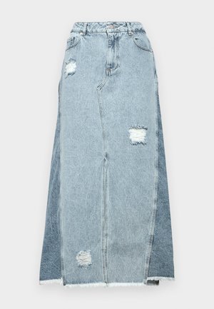Fustă din denim, cu un amestec de țesături albastre deschise și închise, cu petice uzate, talie înaltă și margine desfăcută.