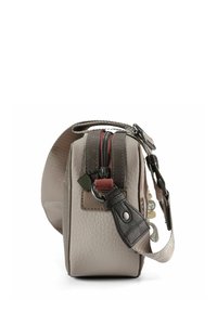 Beige Umhängetasche aus strukturiertem Leder mit braunen Akzenten, zwei Reißverschlüssen und verstellbarem Riemen. Verfügt über einen dekorativen Anhänger an der Seite.