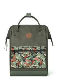 Groene rugzak van synthetisch materiaal, met een voorvak met een kleurrijk bladerenpatroon, een leren logo-embleem en dubbele handvatten.