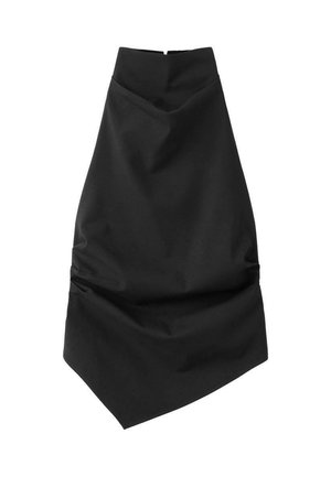 Zwarte rok van een gestructureerde stof met een hoge taille en een asymmetrische zoom. Heeft geplooide details aan één kant voor extra textuur.
