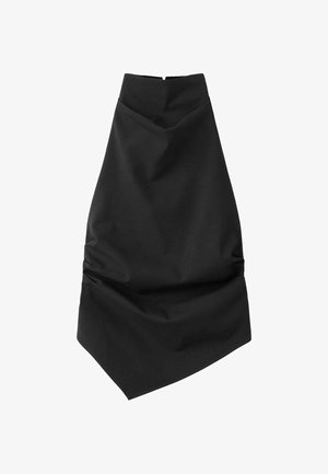 Zwarte rok van een gestructureerde stof met een hoge taille en een asymmetrische zoom. Heeft geplooide details aan één kant voor extra textuur.