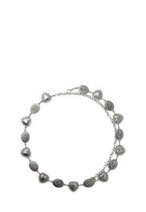 Collana color argento con anelli ovali e a forma di cuore dai motivi intricati e una catenella estensibile per lunghezza regolabile.