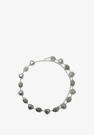 Collana color argento con anelli ovali e a forma di cuore dai motivi intricati e una catenella estensibile per lunghezza regolabile.