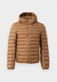 Giacca imbottita marrone con capuccio, caratterizzata da un design a righe orizzontali e una zip frontale. Include un piccolo logo sul lato sinistro del petto.