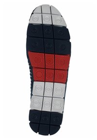Rubberen schoenzool met een gesegmenteerd patroon met ronde en vierkante texturen. Kleuren zijn onder andere marineblauw, wit en rode secties voor grip.