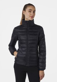 Giubbotto imbottito nero con colletto alto, design trapuntato, chiusura con zip e polsini elasticizzati. Tessuto leggero con tasche laterali.
