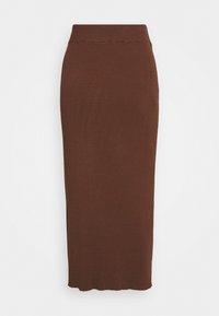 Longue jupe crayon en maille côtelée marron avec taille haute et ourlet finement festonné sur fond blanc.