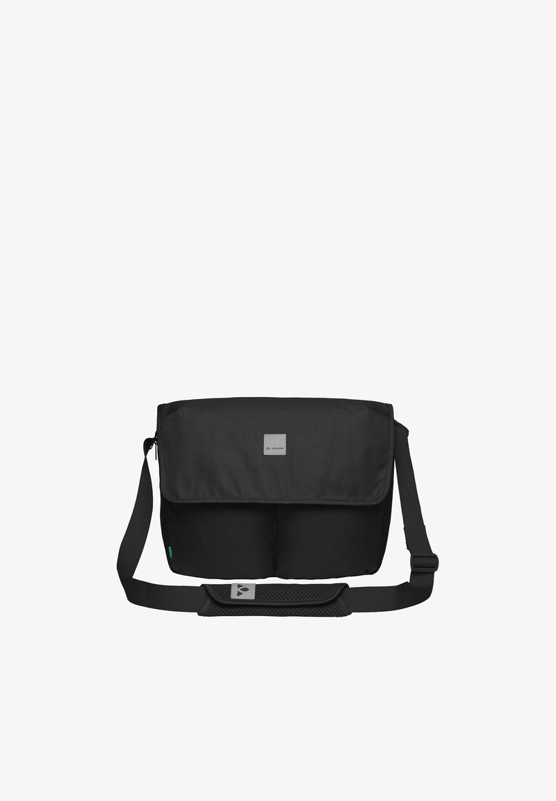 Sacoche messager rectangulaire noire avec bandoulière réglable, rabat avant et petit patch logo carré centré sur le rabat.
