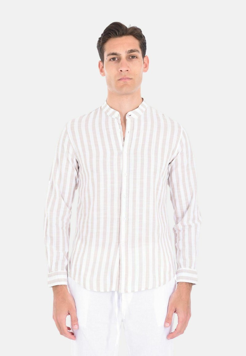 Camicia da uomo a maniche lunghe con colletto alla moldava, con strisce verticali beige chiaro e bianche, realizzata in un tessuto testurizzato.