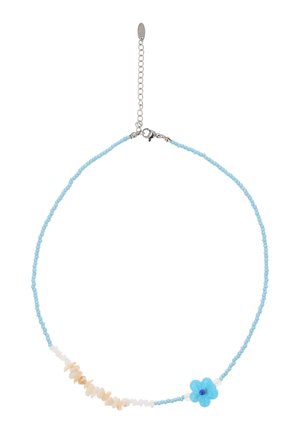 Halskette mit kleinen blauen Perlen, weißen und beigen Muschelstücken sowie einer blauen, blumenförmigen Perle nahe dem Verschluss mit verstellbarer Kette.