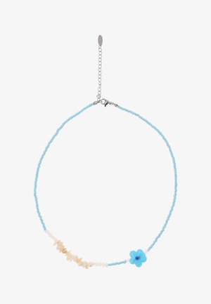 Collier avec de petites perles bleues, des morceaux de coquillage blancs et beiges, et une perle en forme de fleur bleue près du fermoir avec une chaîne réglable.
