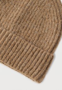 Καφέ πλεκτό σκουφάκι από υφή νήματος, με κάθετες ραβδώσεις και διπλωμένο τελείωμα στο κάτω μέρος για επιπλέον ζεστασιά και άνεση.