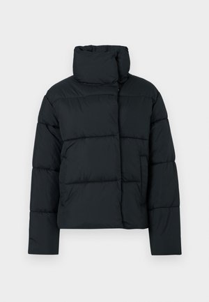 Casaco acolchoado preto com gola alta, design acolchoado e corte quadrado. Apresenta fecho de correr frontal e sem detalhes de ferragens visíveis.