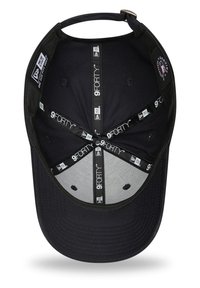 Gorra de tela negra con visera curva. El interior cuenta con un forro de malla gris y seis agujeros de ventilación. Correa ajustable en la parte trasera.