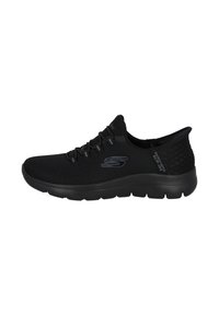 Schwarze Sportschuhe mit Obermaterial aus Mesh, schnürungsfreiem Design, gepolsterter Sohle und strukturierten Akzenten auf der Rückseite. Branding an der Seite.